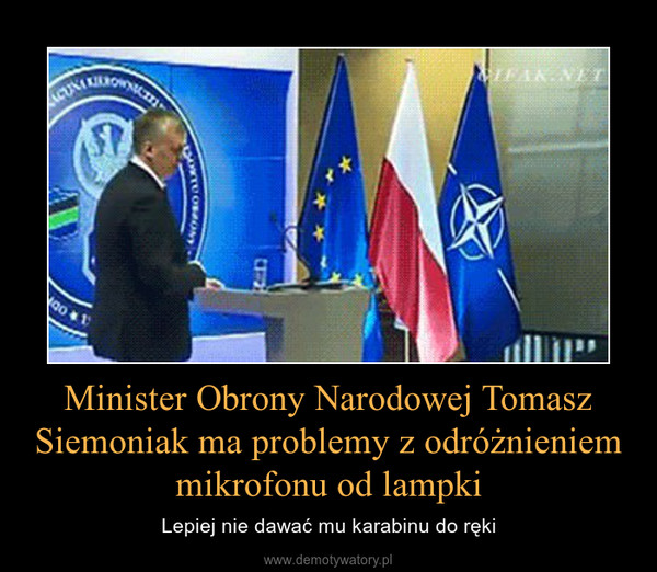 Minister Obrony Narodowej Tomasz Siemoniak ma problemy z odróżnieniem mikrofonu od lampki – Lepiej nie dawać mu karabinu do ręki 