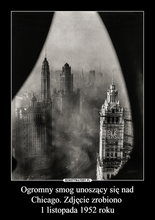 Ogromny smog unoszący się nad Chicago. Zdjęcie zrobiono 1 listopada 1952 roku –  