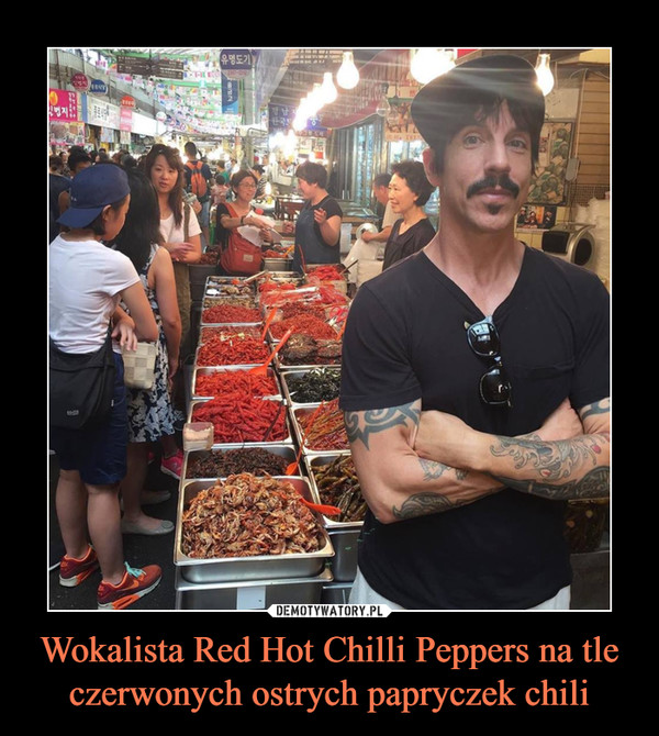 Wokalista Red Hot Chilli Peppers na tle czerwonych ostrych papryczek chili –  