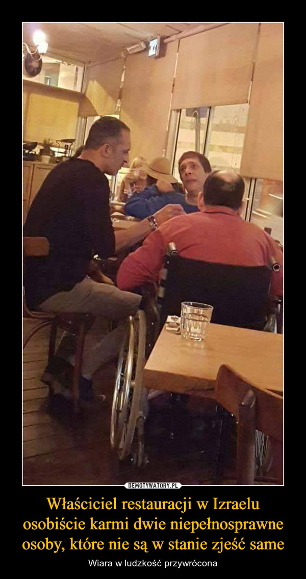 Właściciel restauracji w Izraelu osobiście karmi dwie niepełnosprawne osoby, które nie są w stanie zjeść same