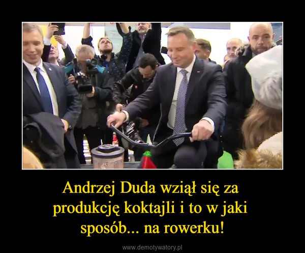 Andrzej Duda wziął się za produkcję koktajli i to w jaki sposób... na rowerku! –  