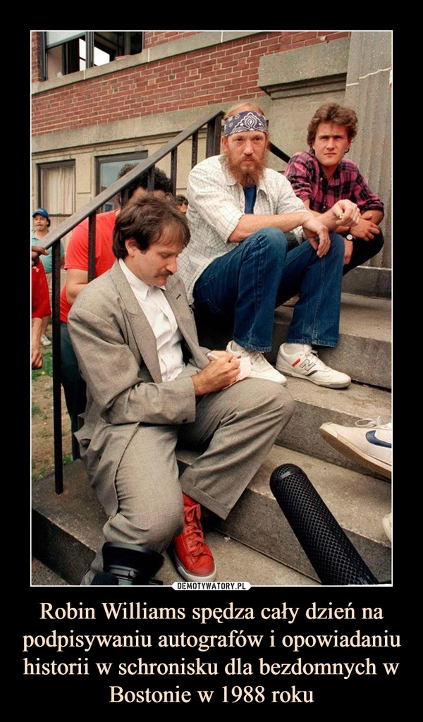 Robin Williams spędza cały dzień na podpisywaniu autografów i opowiadaniu historii w schronisku dla bezdomnych w Bostonie w 1988 roku –  