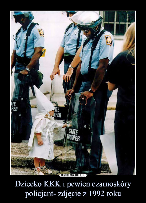 Dziecko KKK i pewien czarnoskóry policjant- zdjęcie z 1992 roku –  