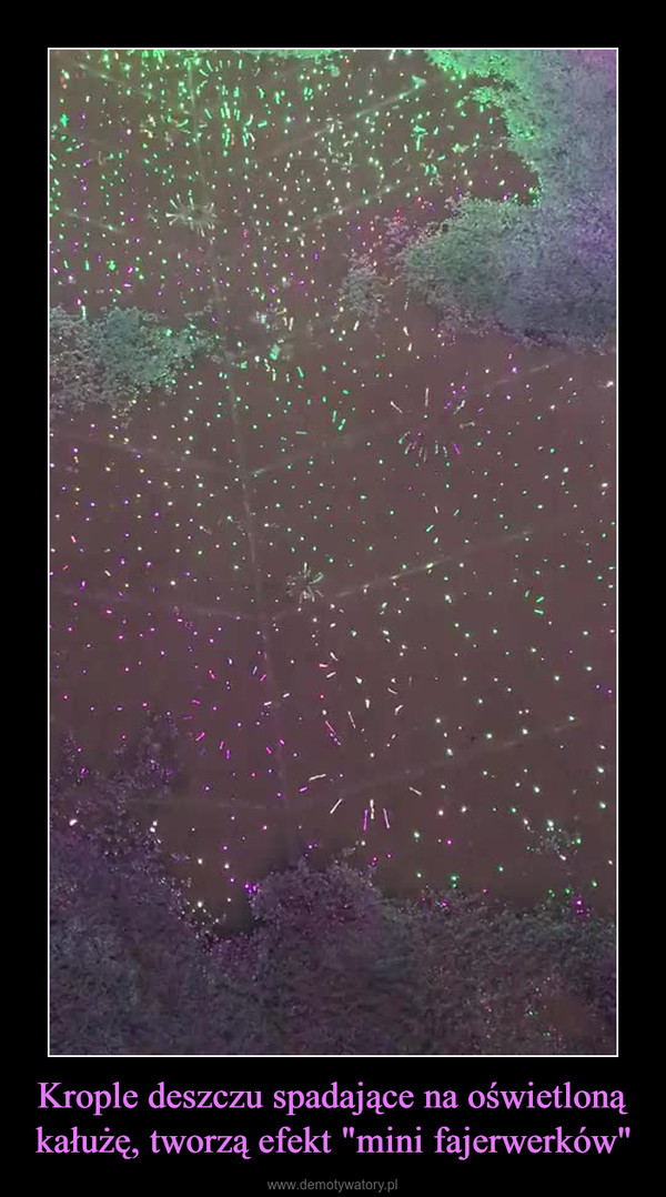 Krople deszczu spadające na oświetloną kałużę, tworzą efekt "mini fajerwerków" –  