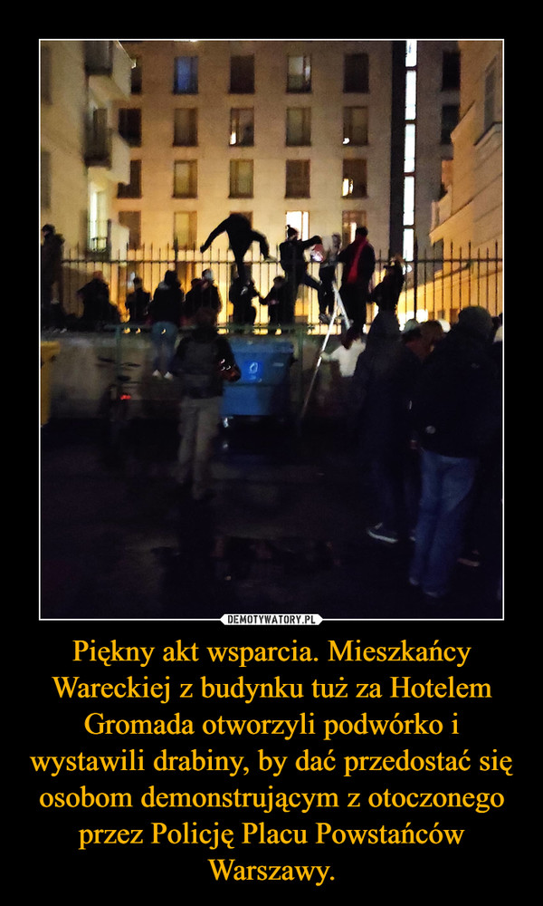 Piękny akt wsparcia. Mieszkańcy Wareckiej z budynku tuż za Hotelem Gromada otworzyli podwórko i wystawili drabiny, by dać przedostać się osobom demonstrującym z otoczonego przez Policję Placu Powstańców Warszawy.