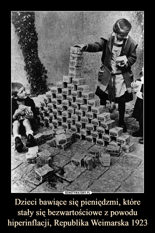 Dzieci bawiące się pieniędzmi, które stały się bezwartościowe z powodu hiperinflacji, Republika Weimarska 1923 –  
