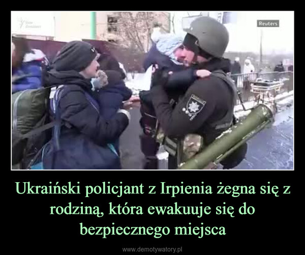 Ukraiński policjant z Irpienia żegna się z rodziną, która ewakuuje się do bezpiecznego miejsca –  