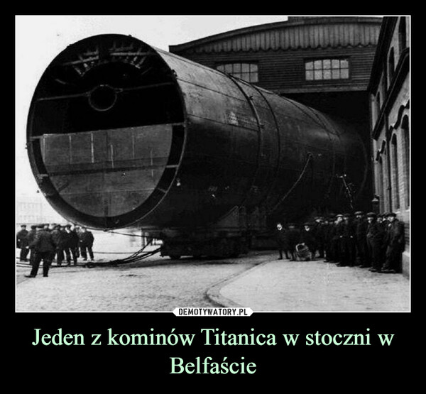 Jeden z kominów Titanica w stoczni w Belfaście