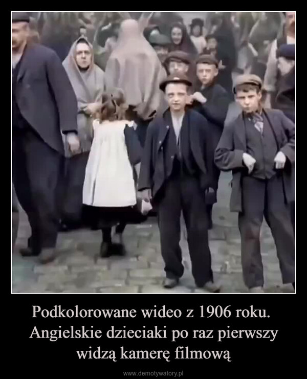 Podkolorowane wideo z 1906 roku. Angielskie dzieciaki po raz pierwszy widzą kamerę filmową –  0:06A