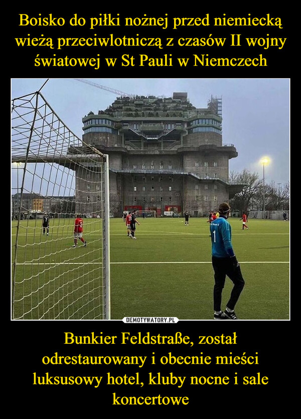 Boisko do piłki nożnej przed niemiecką wieżą przeciwlotniczą z czasów II wojny światowej w St Pauli w Niemczech Bunkier Feldstraße, został odrestaurowany i obecnie mieści luksusowy hotel, kluby nocne i sale koncertowe