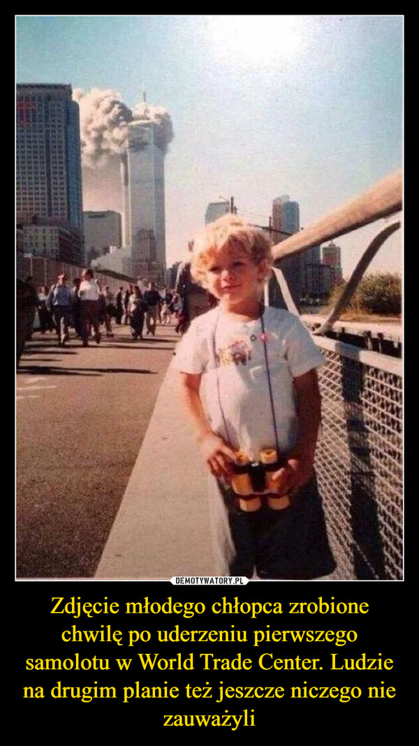Zdjęcie młodego chłopca zrobione chwilę po uderzeniu pierwszego samolotu w World Trade Center. Ludzie na drugim planie też jeszcze niczego nie zauważyli